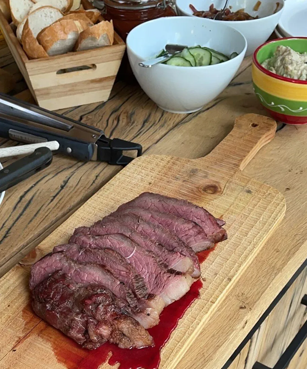 Gesneden buffelvlees op plank